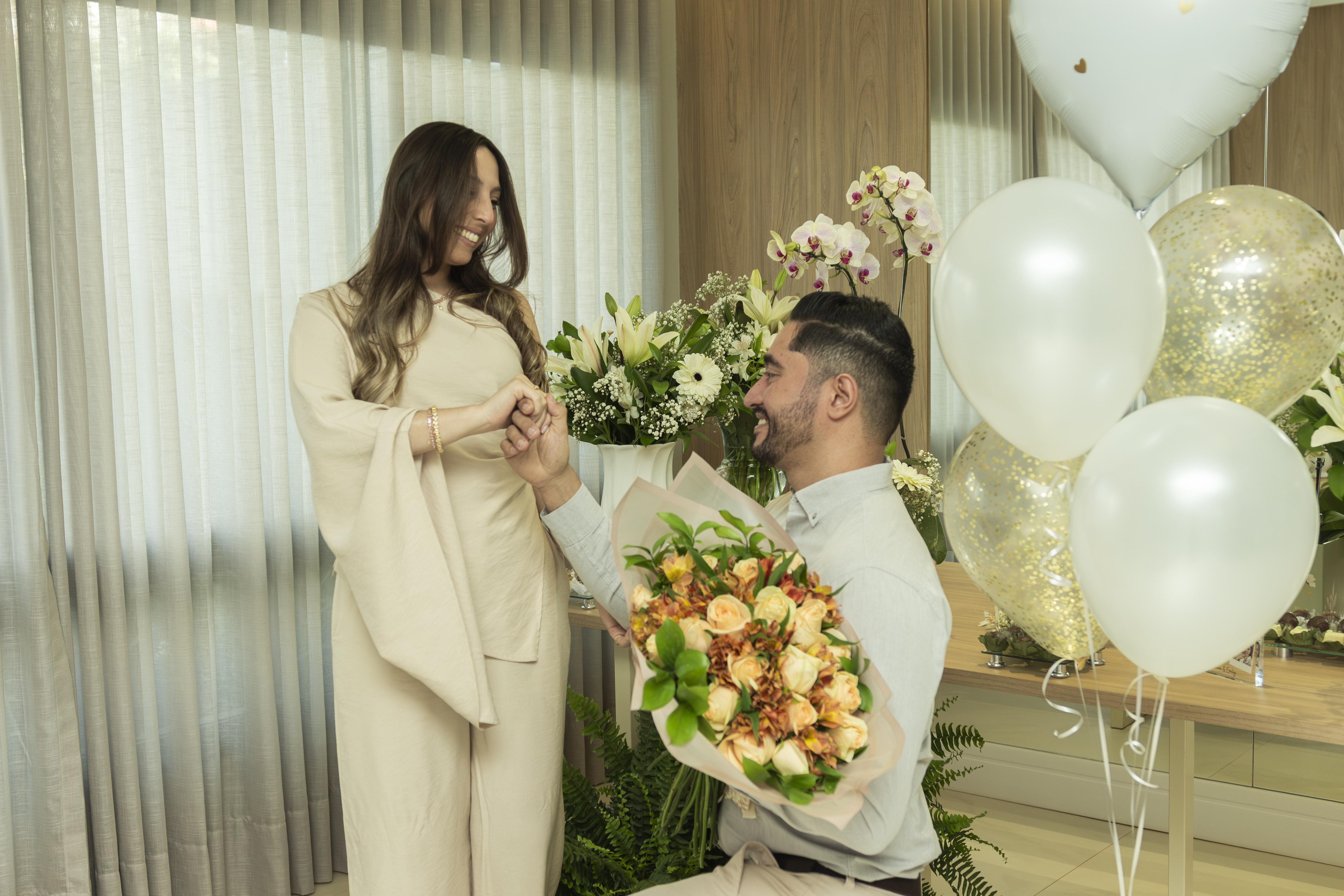 Vinícius pedindo Emily em casamento com buquê de flores